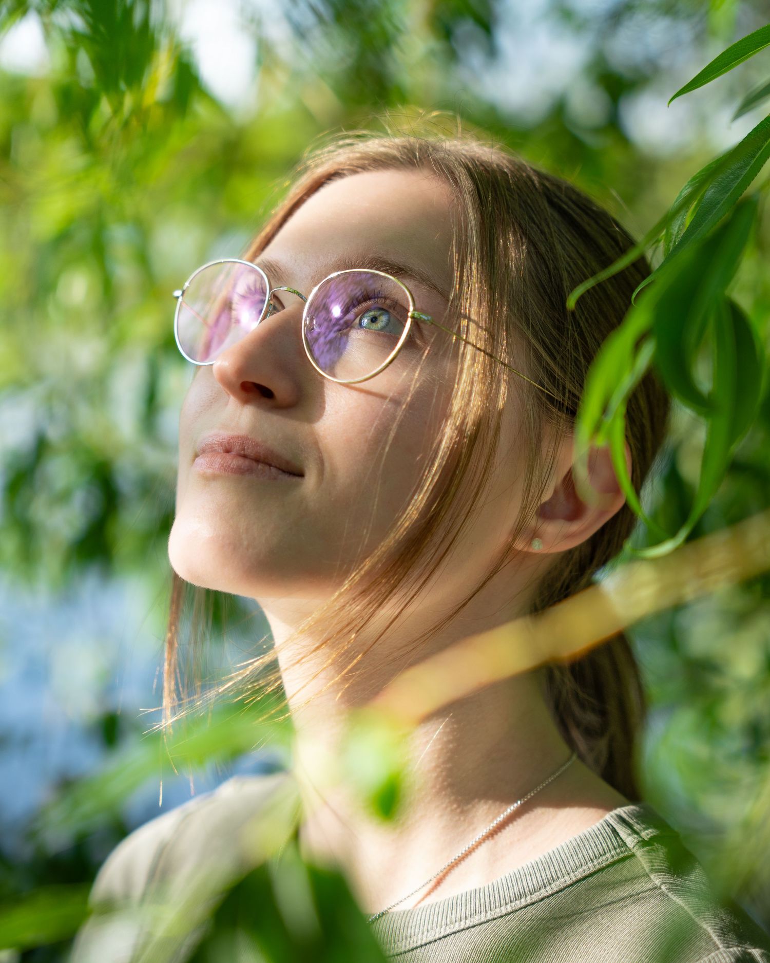 Portrait einer schönen Frau im Frühling