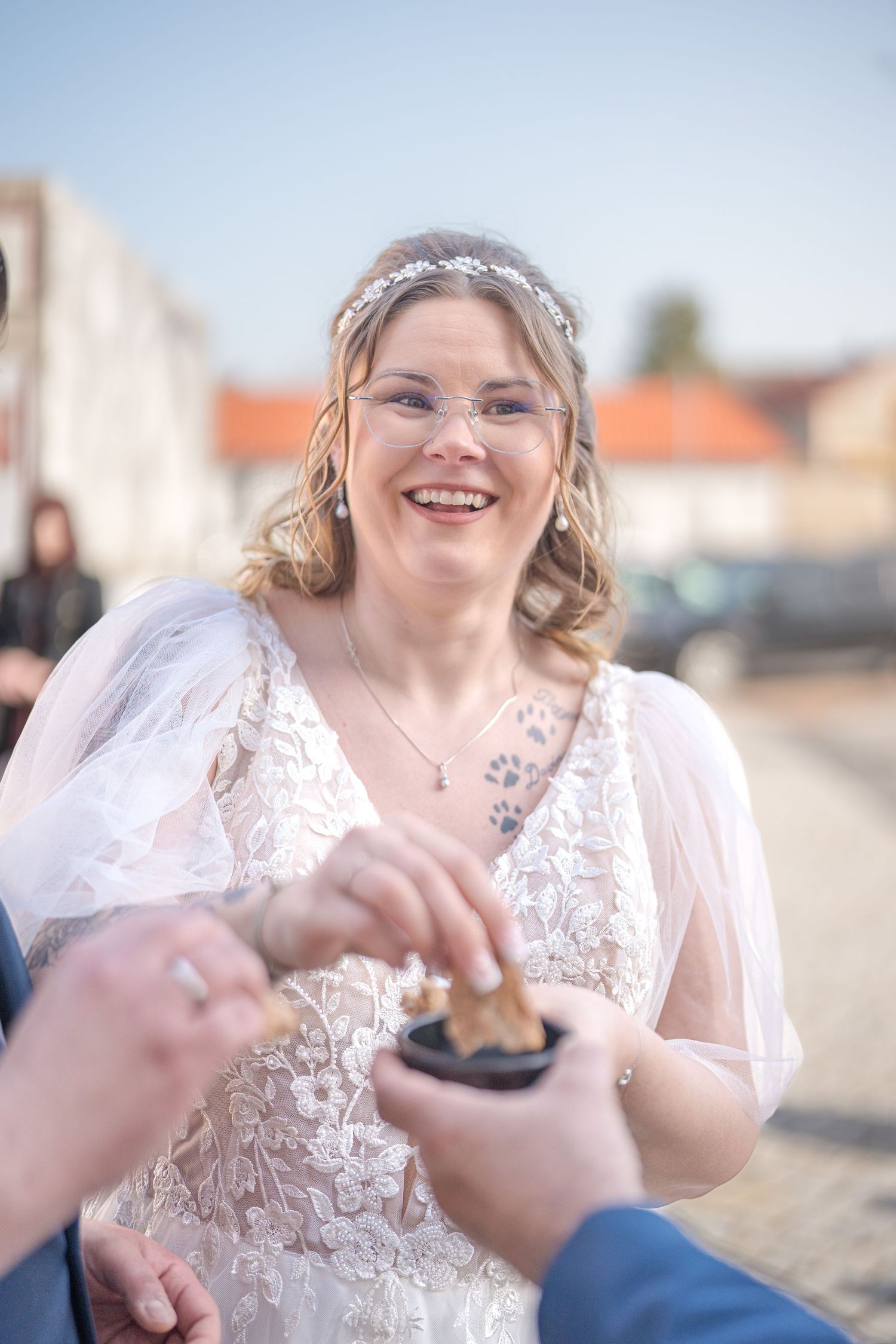 Braut isst traditionelles Brot auf Hochzeit