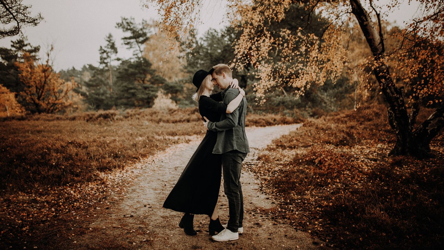 Brautpaar steht in herbstlicher Landschaft, sanftes Licht natürliche und gefühlvolle Hochzeitsfotografie in Norddeutschland
