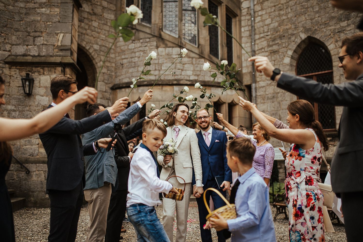 Hochzeitsgesellschaft feiert vor einer Kirche im Harz – authentische Hochzeitsfotografie September 2021