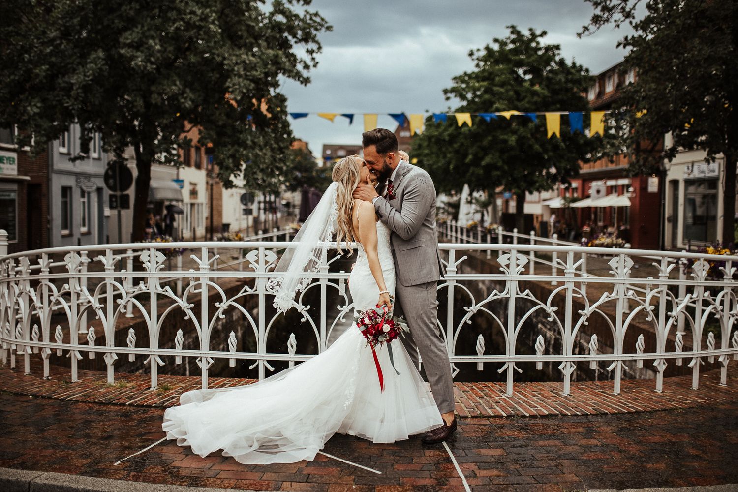 Brautpaar bei einer Hochzeit in Buxtehude – natürliche und ungestellte Hochzeitsfotografie