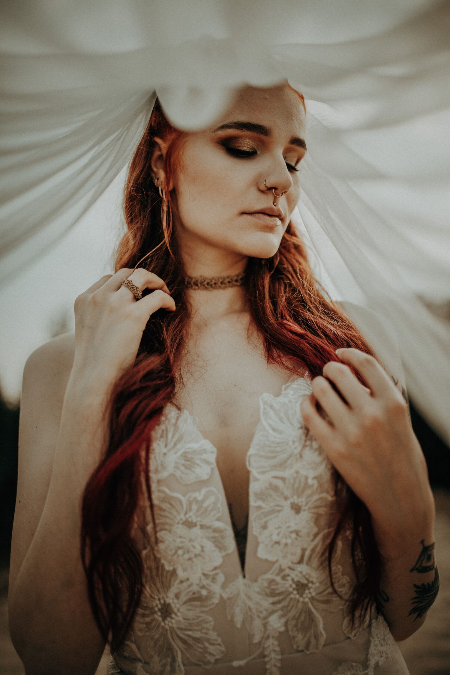 Boho-Braut mit geflochtenen Haaren und Trockenblumenstrauß – elegantes Styled Shooting in Bremen von Ann-Kathrin Bretschneider Hochzeitsfoto