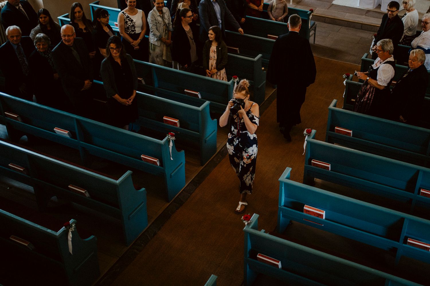 Hochzeitsfotografin während einer Trauung in der Kirche – authentische Reportagefotografie von Ann-Kathrin Bretschneider Hochzeitsfotografie