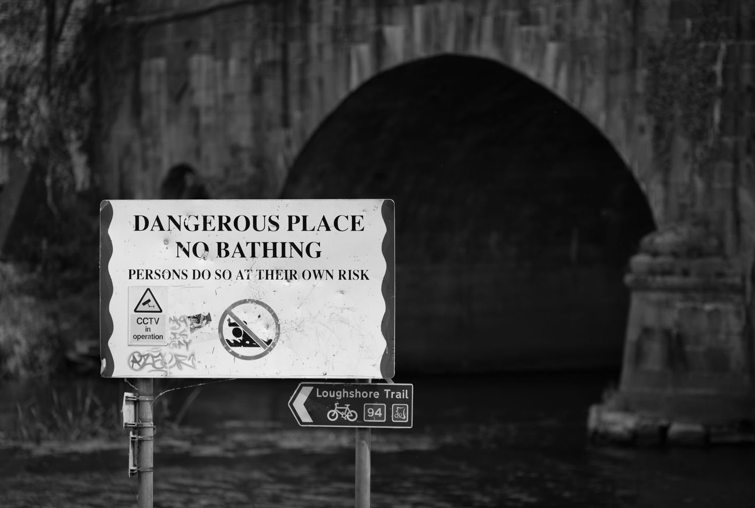 Signage saying no swimming.