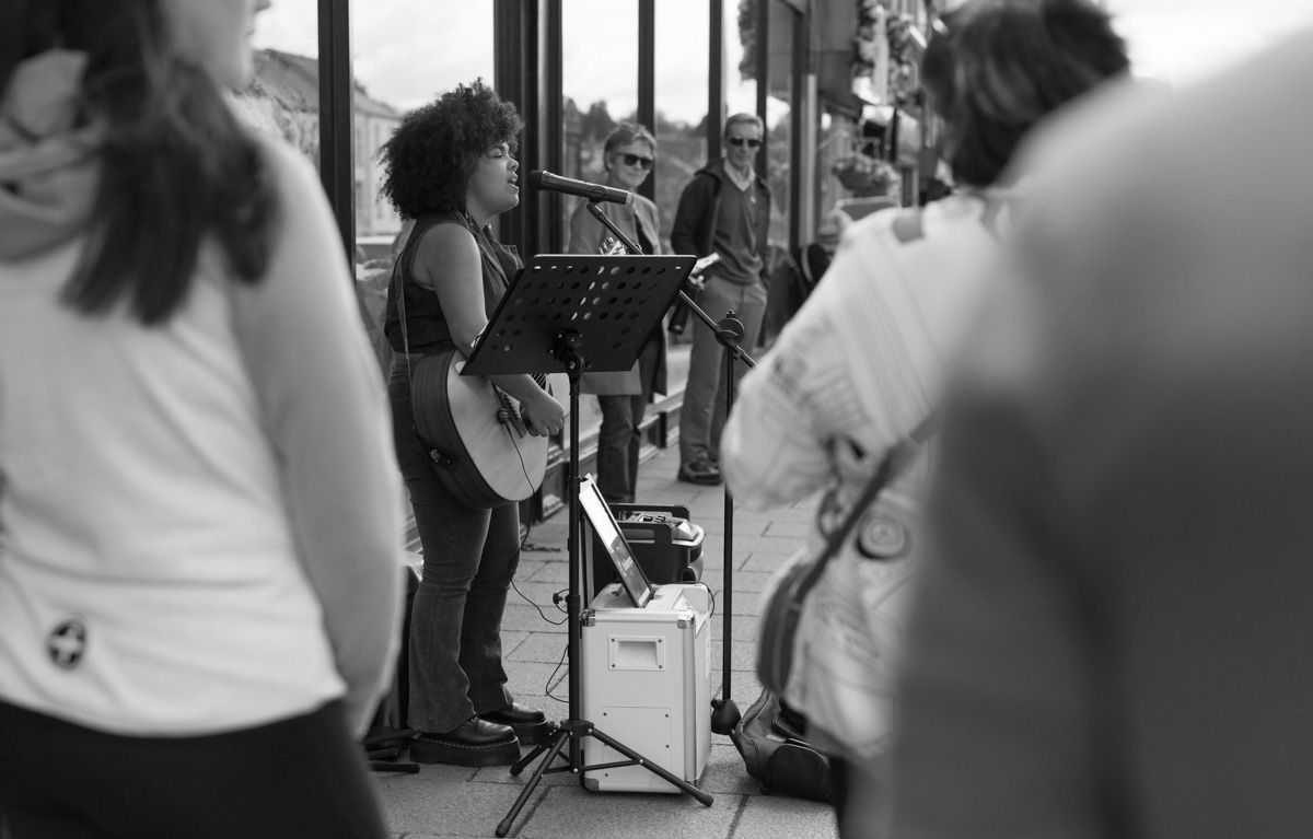 Busker photographed through the audience.