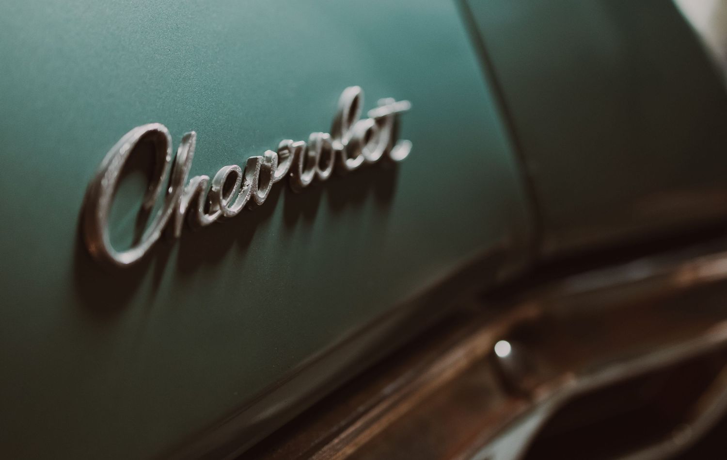 Close-up detail of Chevrolet emblem on classic car body – automotive photography in Bulgaria.