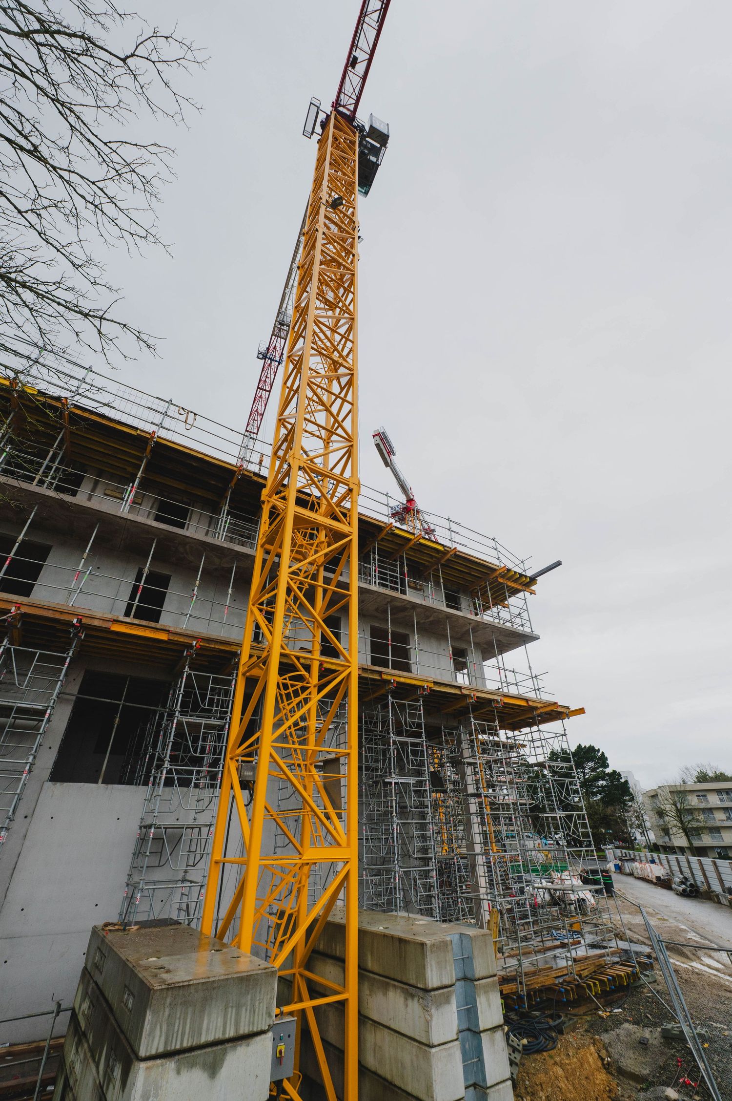 Suivi de chantier photo Morbihan – avancement gros œuvre et structure béton avec grue