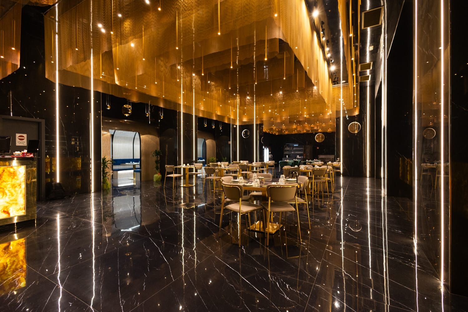 Da Roku Sushi Restaurant, a Trapani, in Sicilia, lampade a sospensione in vetro illuminate creano un suggestivo gioco di luci in sala.