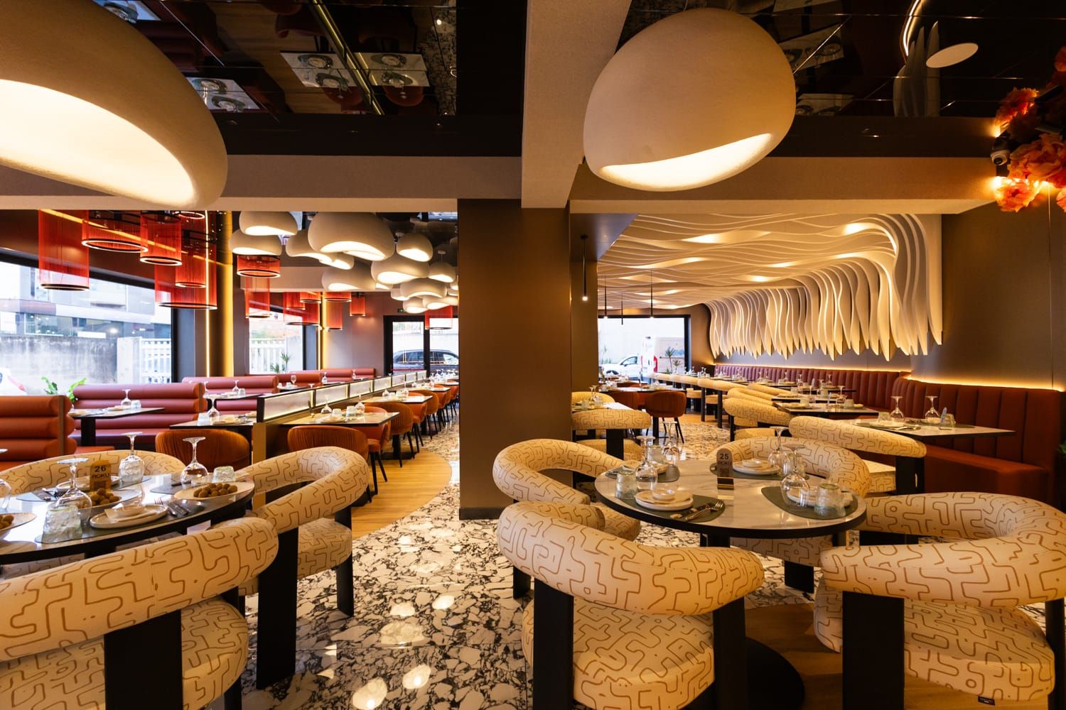 Dettaglio sala arredi moderni bianchi da Roku Sushi Restaurant Barcellona Pozzo di Gotto, in Sicilia, formula All You Can Eat.