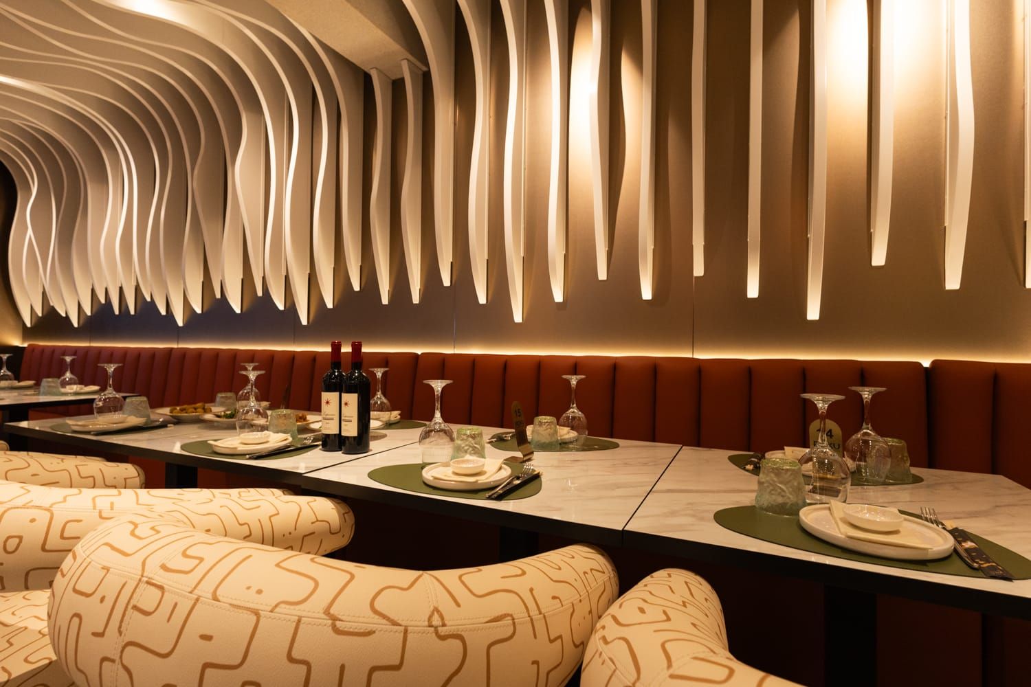 Roku Sushi Restaurant sala con soffitto bianco curvo ed eleganti divanetti a Barcellona Pozzo di Gotto in Sicilia.