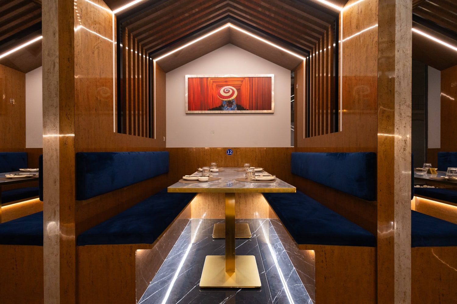 Roku Sushi Restaurant Trapani, in Sicilia, sala con travi in ​​legno, divanetti blu e lampade neon led, formula All You Can Eat.
