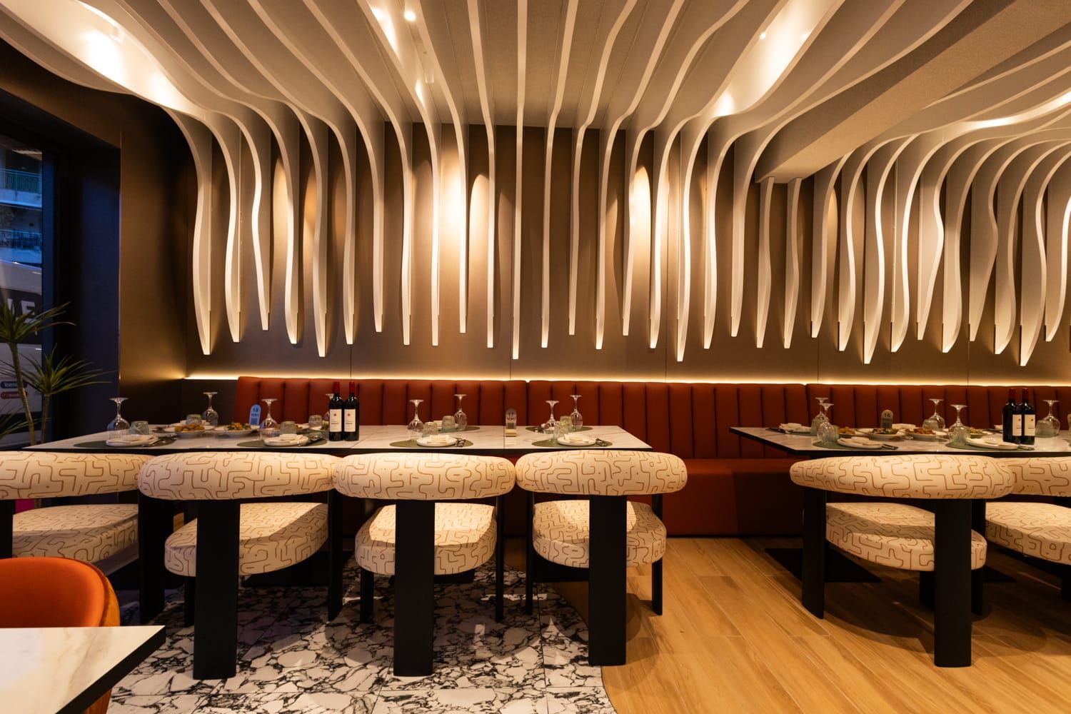 Sala moderna con poltrone bianche e luci calde a Barcellona Pozzo di Gotto in Sicilia da Roku Sushi Restaurant.