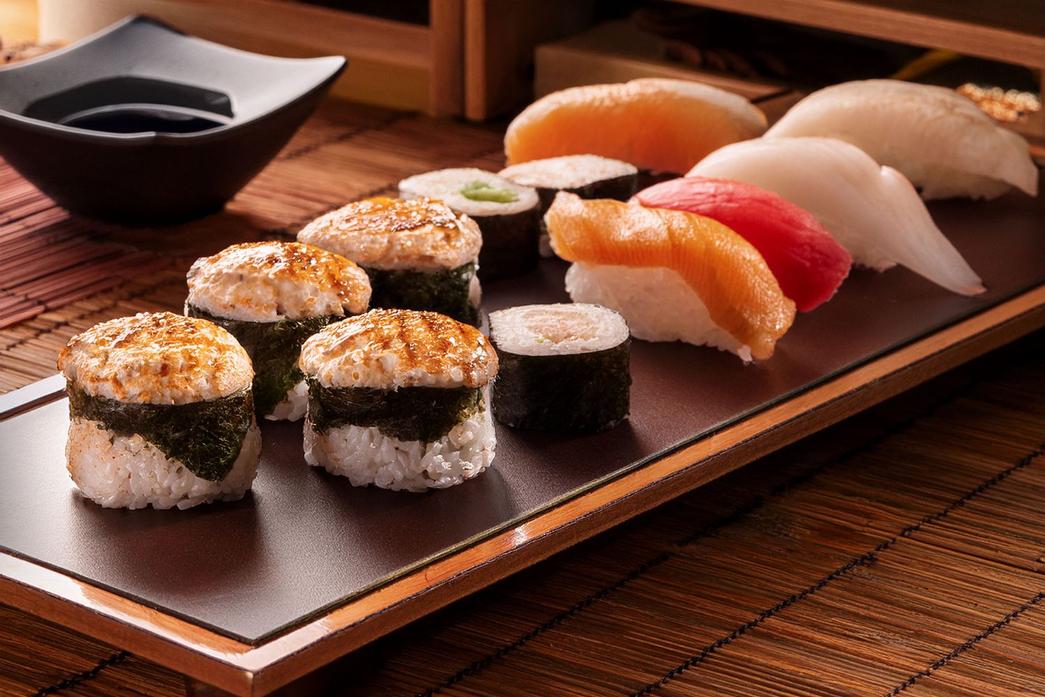 fresco nigiri e maki sushi dentro la sala del ristorante roku trapani.