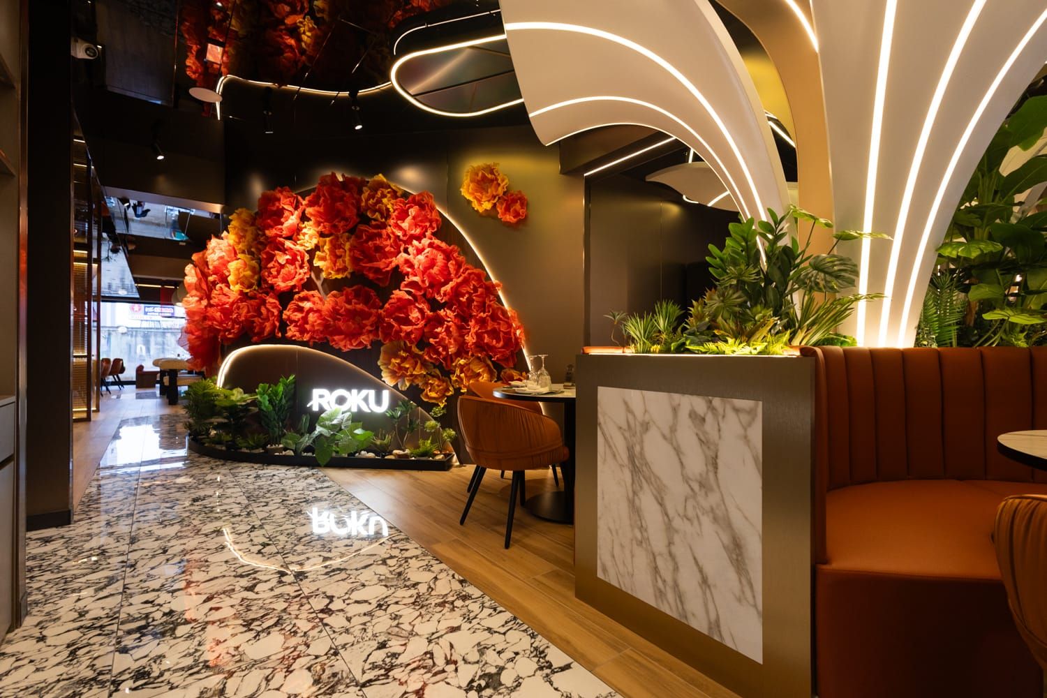 Roku Sushi Restaurant Barcellona Pozzo di Gotto, in Sicilia, interni con un arco floreale rosso, banconi in marmo, formula All You Can Eat.