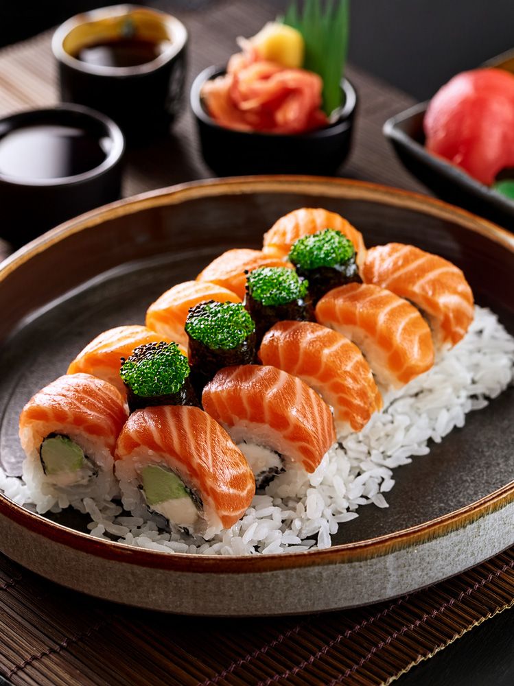Piatto misto di sushi con nigiri, uramaki e sashimi servito al ristorante Roku Sushi.