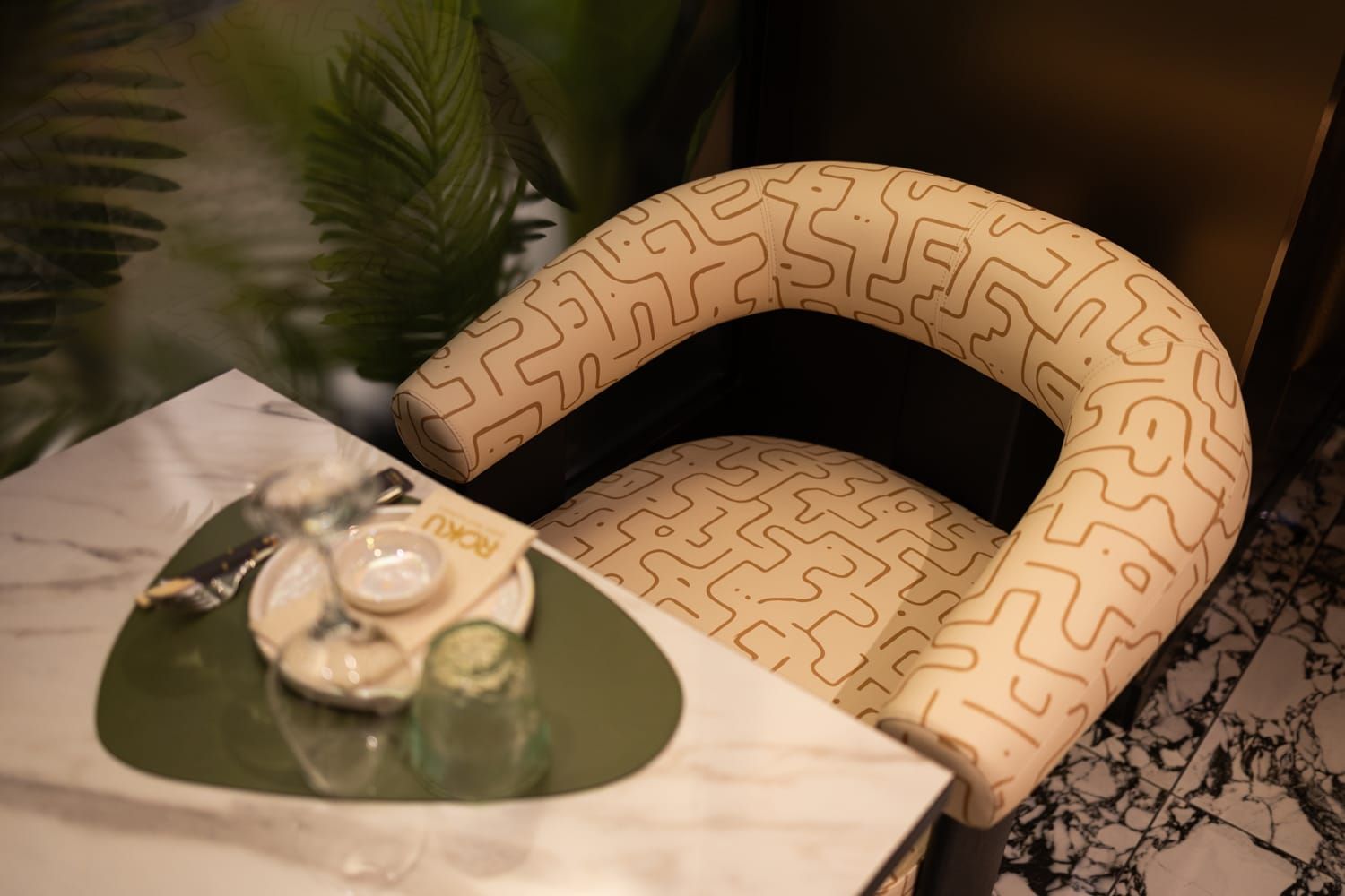 Dettaglio tavoli e sedie di design della sala di Roku Sushi Restaurant, sede di Barcellona Pozzo di Gotto in Sicilia.