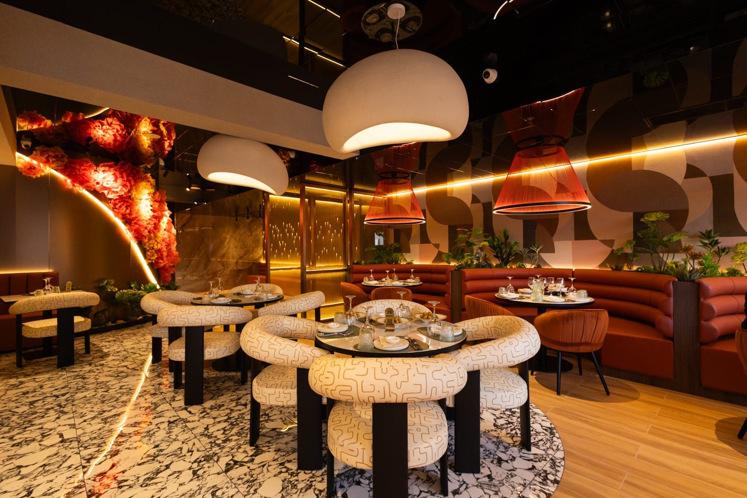 Roku Sushi Restaurant Barcellona Pozzo di Gotto, in Sicilia, sala con tavolini rotondi, lampade a sospensione bianche, All You Can Eat.