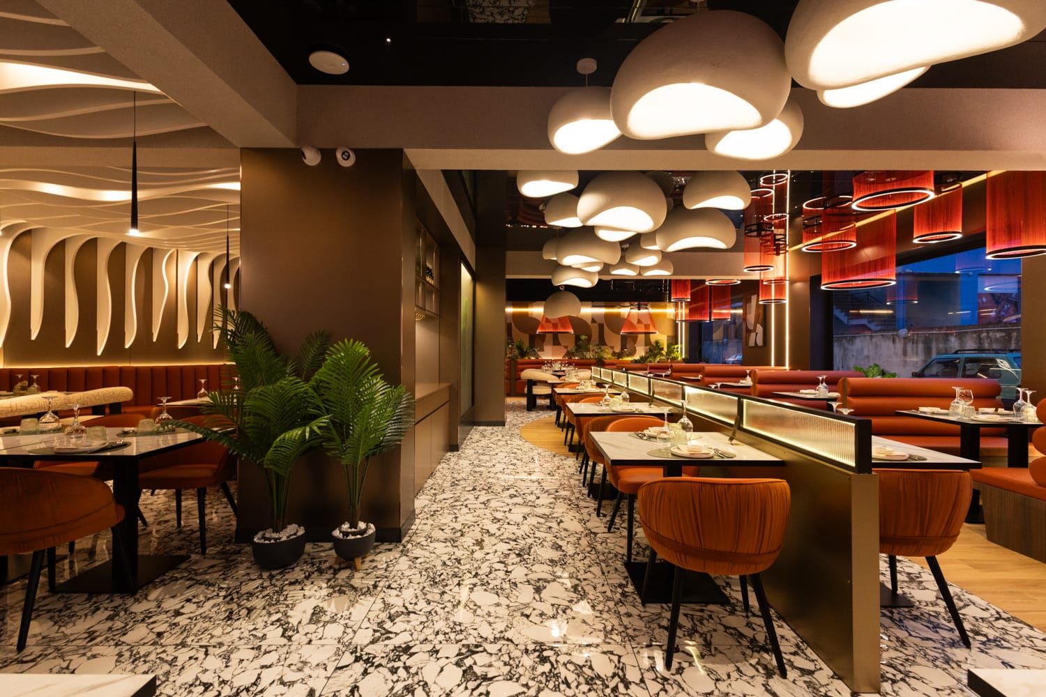 Interno della sala Roku Sushi Restaurant con pavimento decorato,  divanetti in pelle a Barcellona Pozzo di Gotto in Sicilia.
