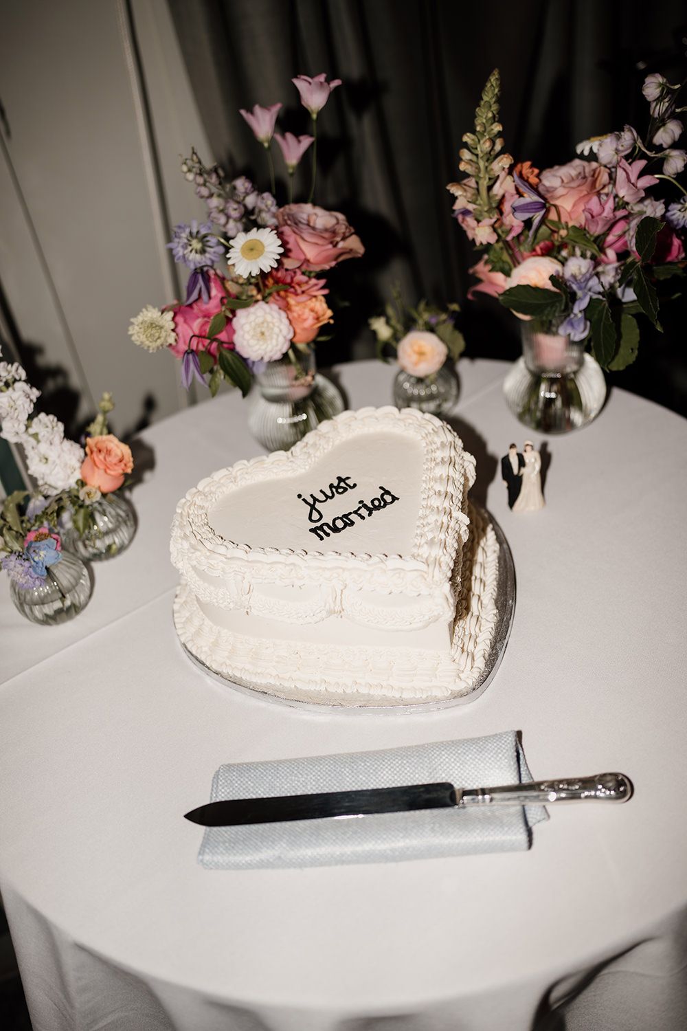 Vvintage-inspired cake at Kin House, captured with editorial wedding photography style.