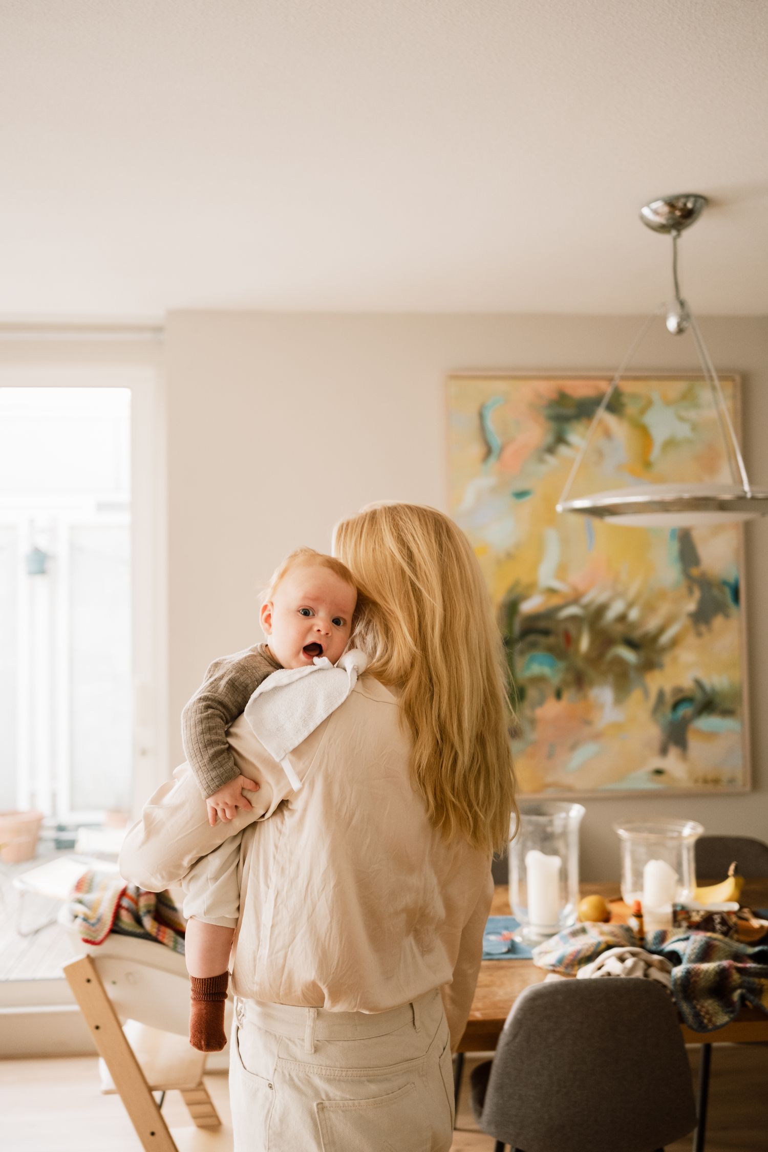 Moeder houdt baby op schouder in eigen huis, documentaire kraamtijdfotografie Leiden door Mama Nora Fotografie