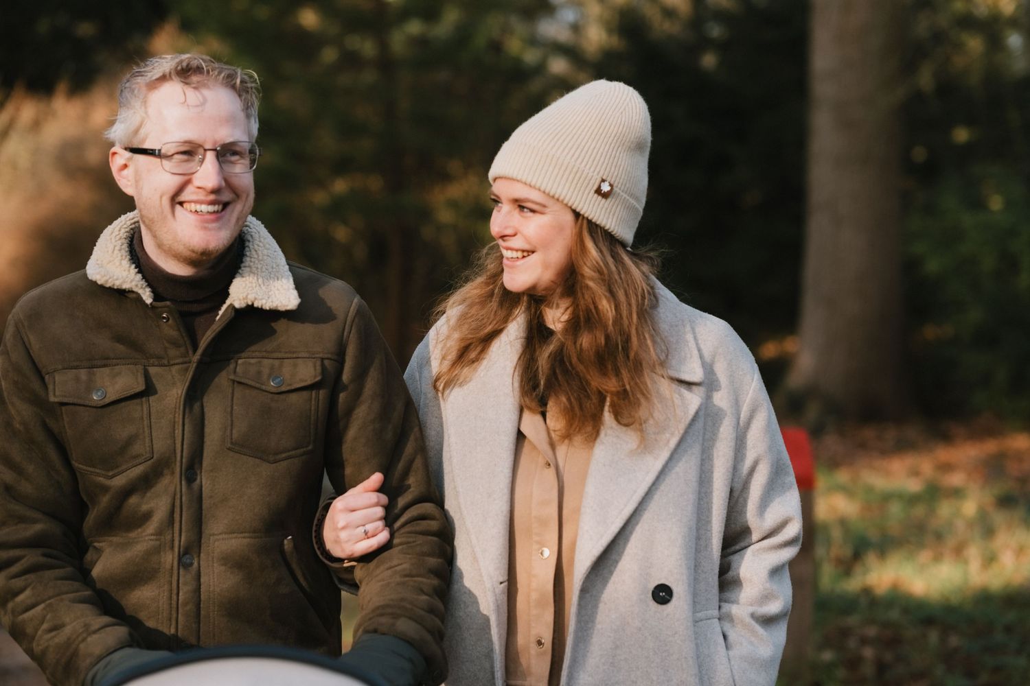 Ontspannen wandeling tijdens newbornshoot op Landgoed Huys te Warmond nabij Leiden in de winter.