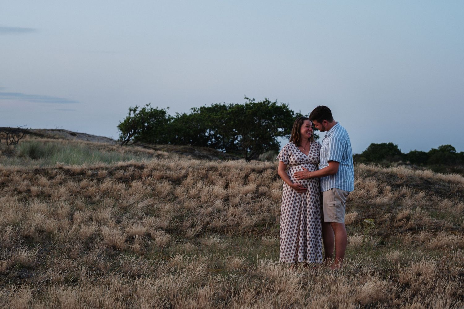 Zwangerschapsshoot in de waterleidingduinen bij zonsondergang, zwangerschapsfotograaf Leiden en Den Haag