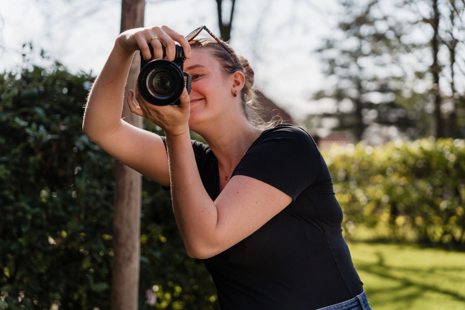 Fotograaf en schrijver Mama Nora maakt foto in Leiden, regio randstad. Nora van Arkel, documentaire fotograaf voor geboorte en kraamtijd.