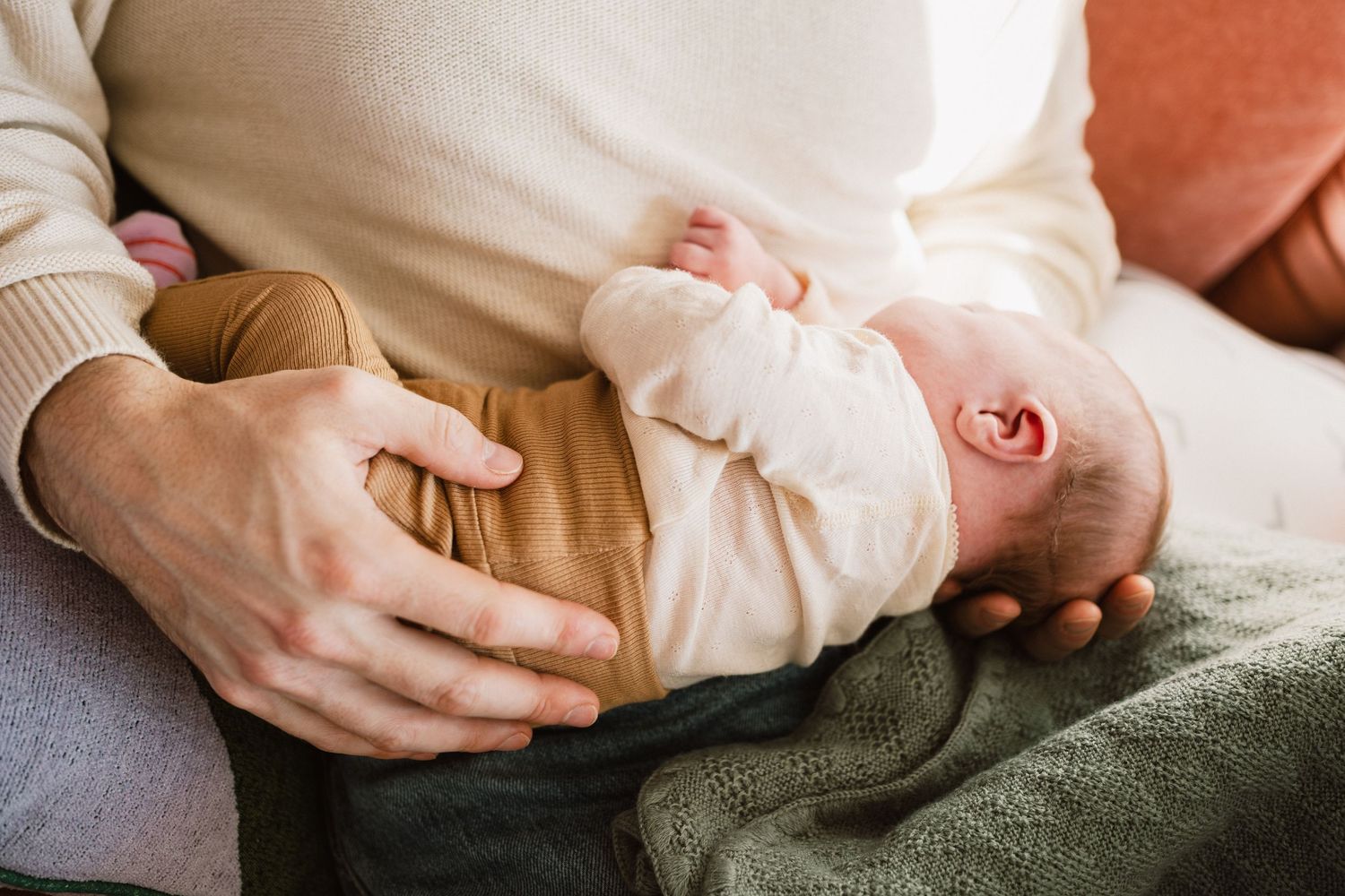 Vader houdt pasgeboren baby vast, kraamtijdfotograaf Den Haag