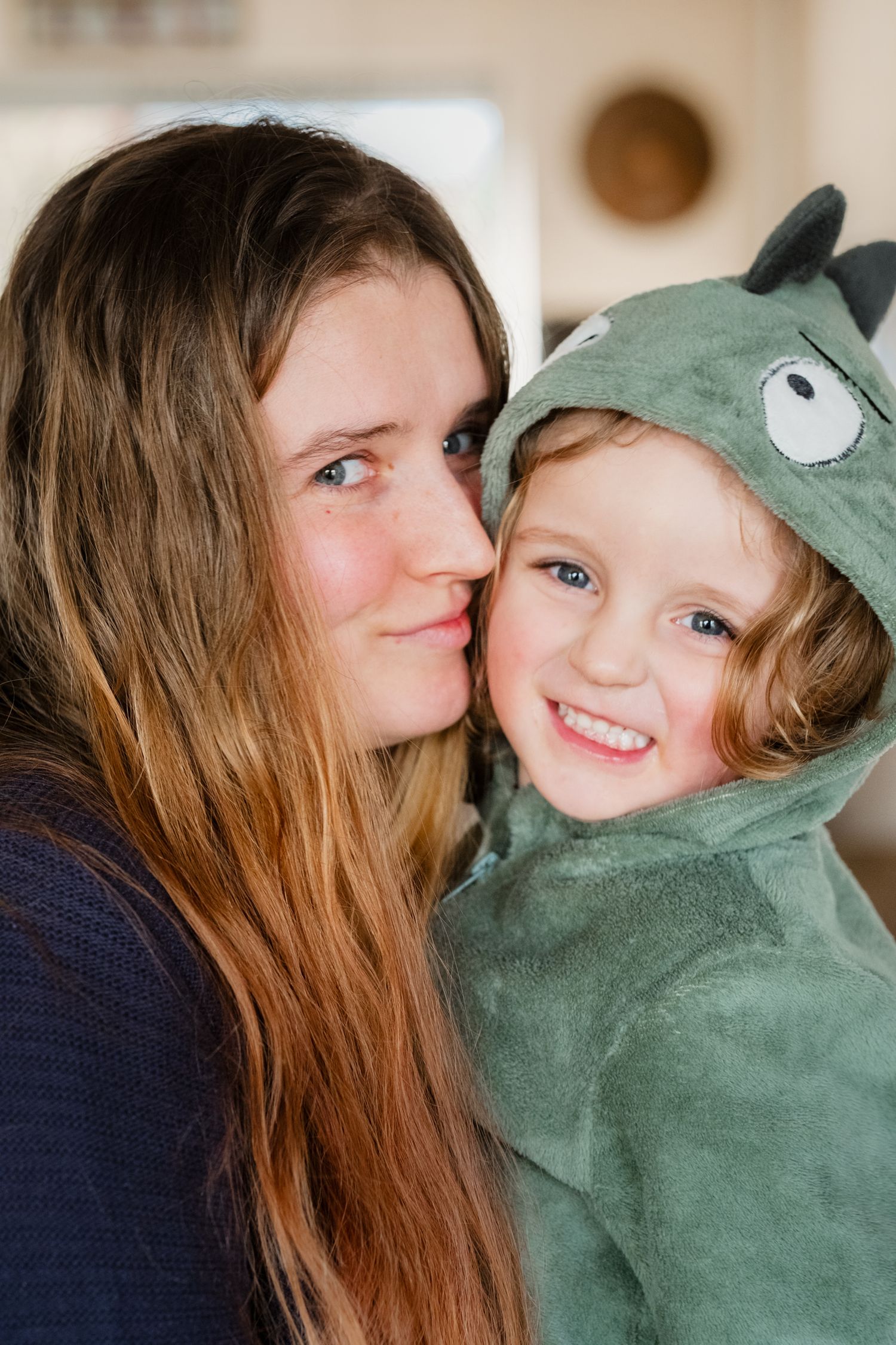 Fotograaf Mama Nora maakt een gezinsfoto in Leiden met haar zoon.