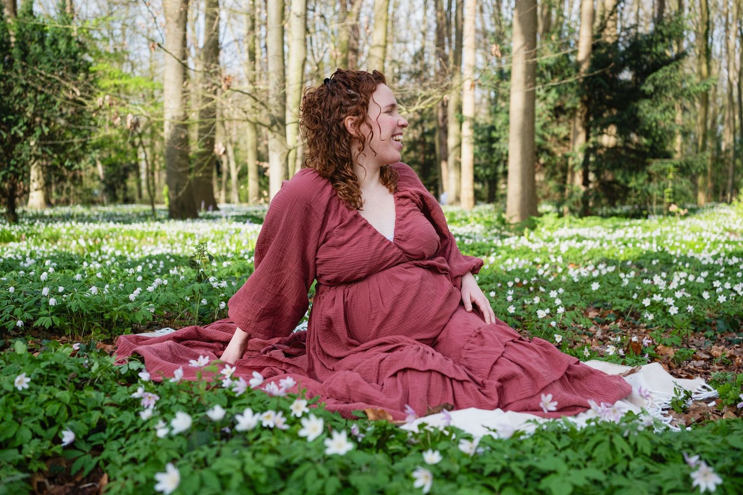 Zwangere vrouw in bloeiend bos, zwangerschapsfotograaf Leiden en omgeving Mama Nora Fotografie