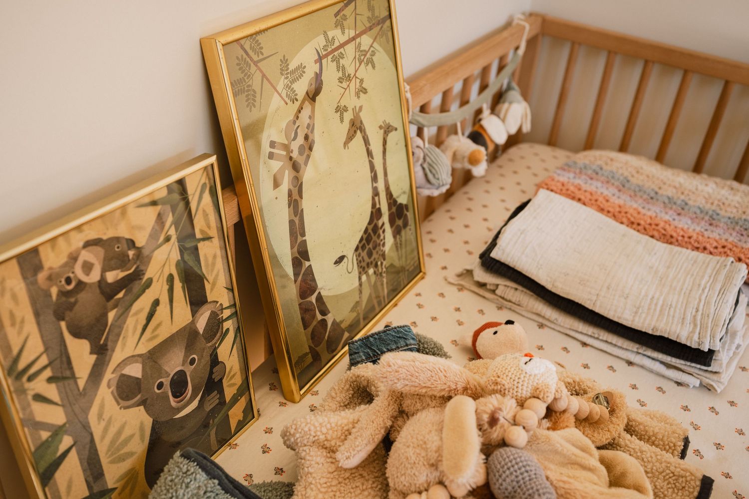 Detail van babybedje en spulletjes tijdens de kraamtijd, kraamtijdfotografie Leiden