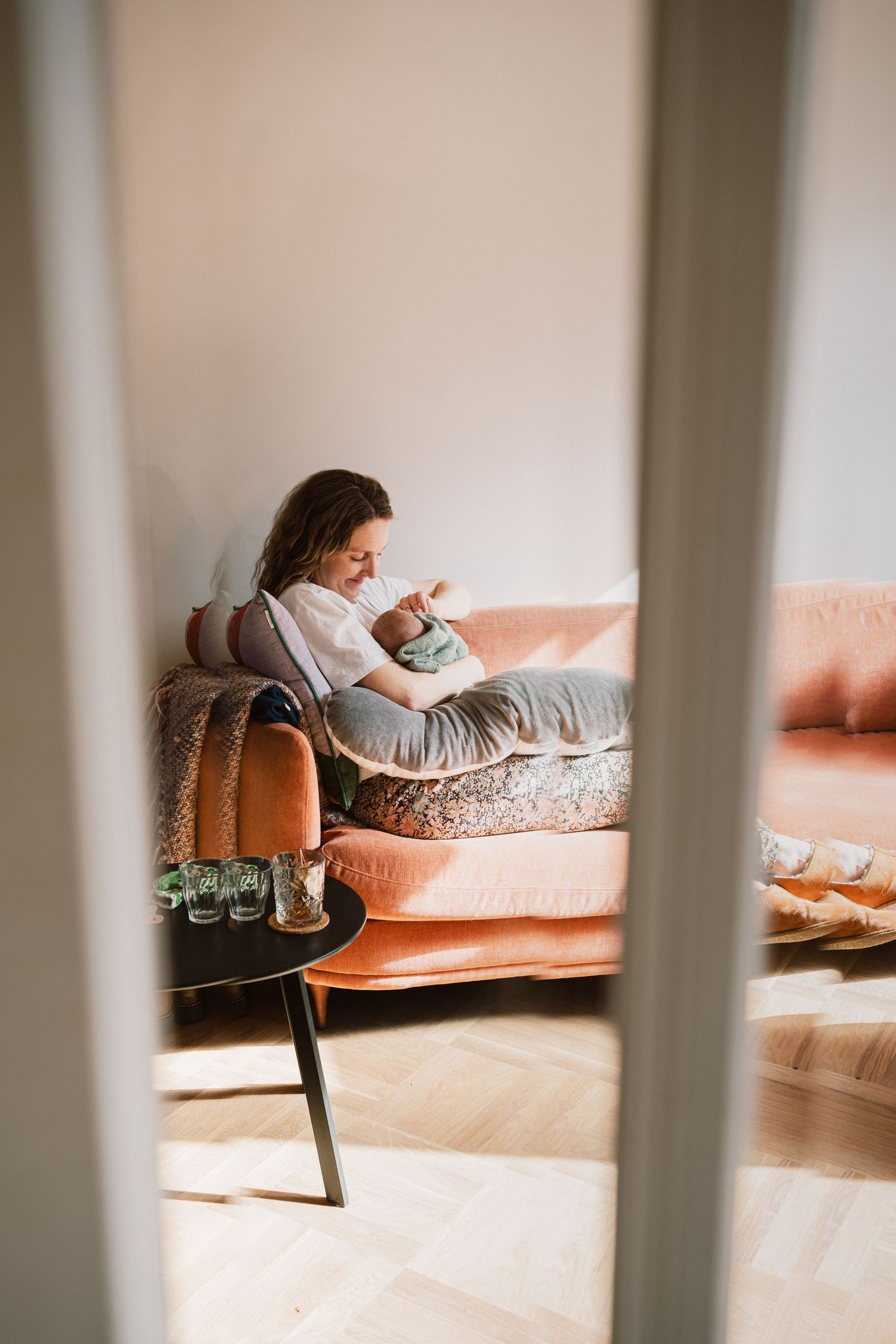 Moeder geeft borstvoeding aan pasgeboren baby thuis, kraamtijdfotografie Leiden door Mama Nora Fotografie