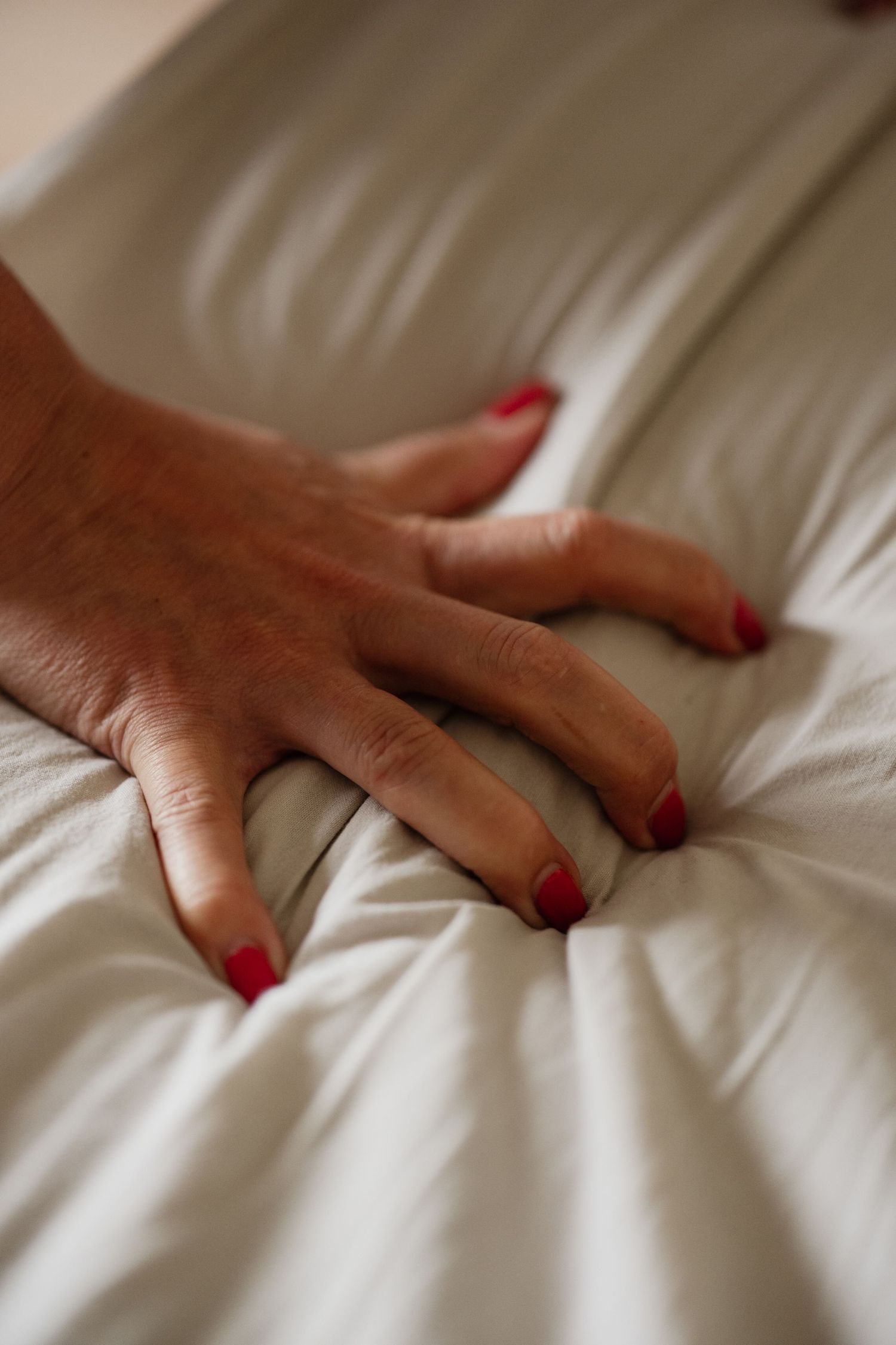 Hand knijpt matras tijdens weeën, documentaire fotograaf tijdens bevalling Mama Nora Fotografie