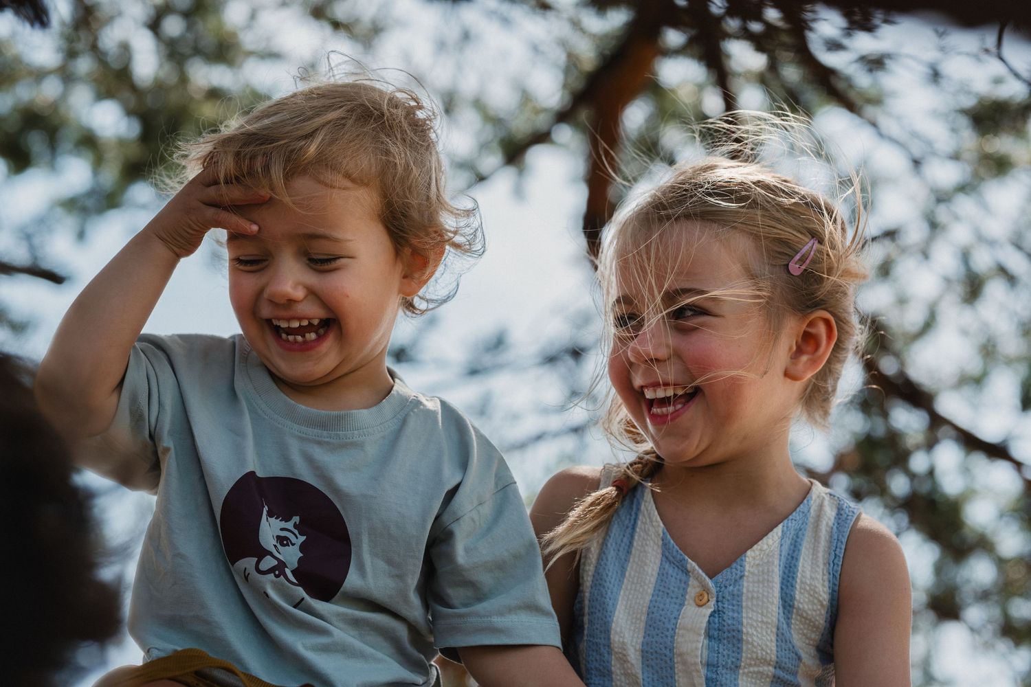 Family photographer The Hague — candid sisters laughing