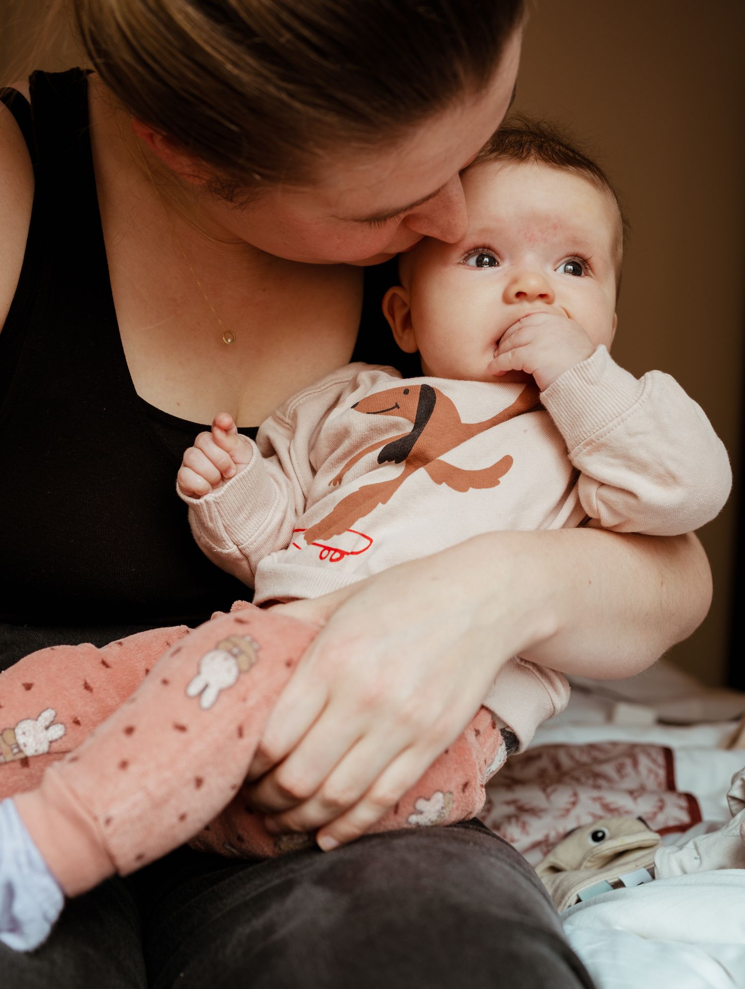 Liefdevolle Mama Nora fotograaf met haar baby in Leiden.