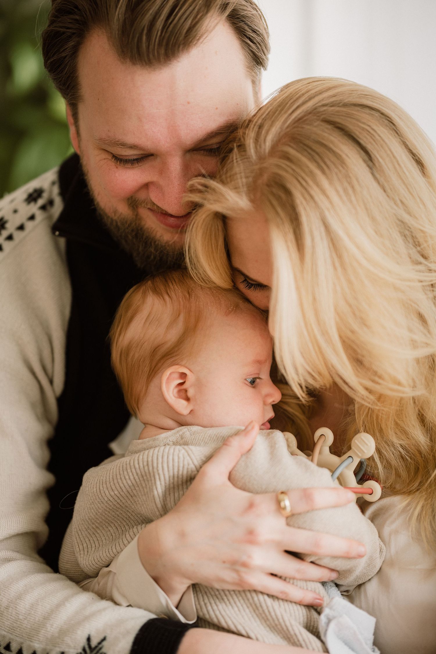 Ouders met pasgeboren baby, newbornfotograaf Leiden en Den Haag door Mama Nora Fotografie