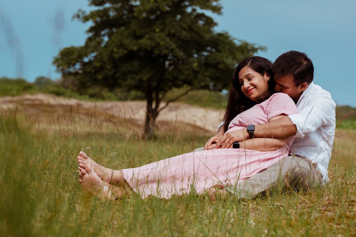 Zwangerschapsshoot in de waterleidingduinen met partner, zwangerschapsfotografie natuur Leiden