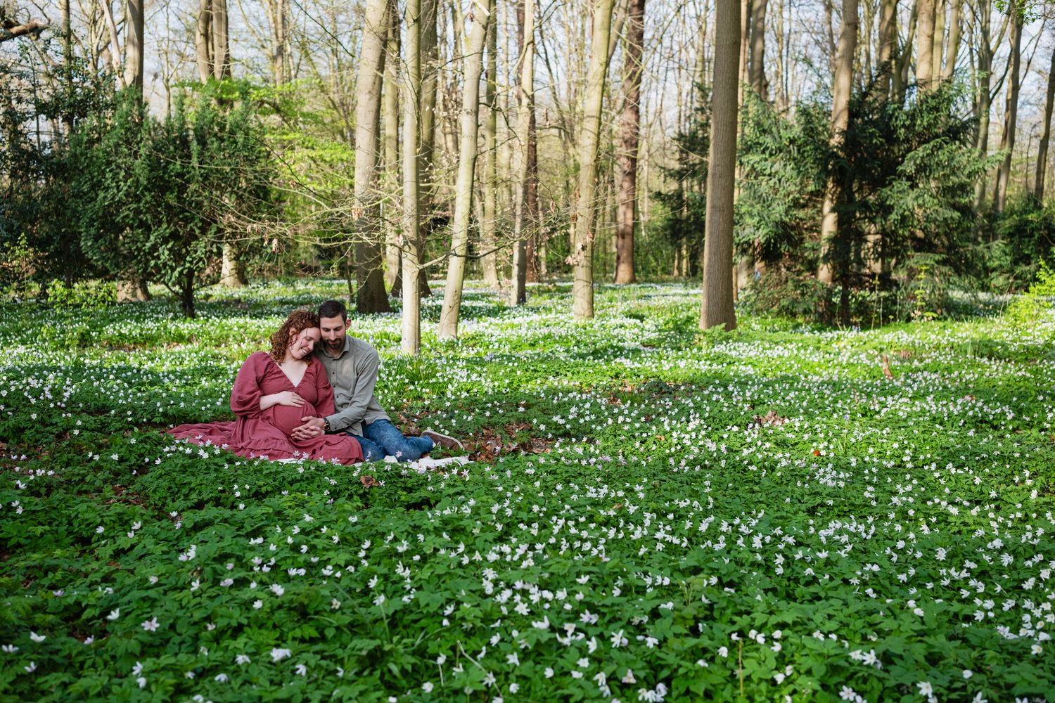 Zwangerschapsshoot met partner tussen lentebloemen op landgoed Oegstgeest, zwangerschapsfotograaf Leiden