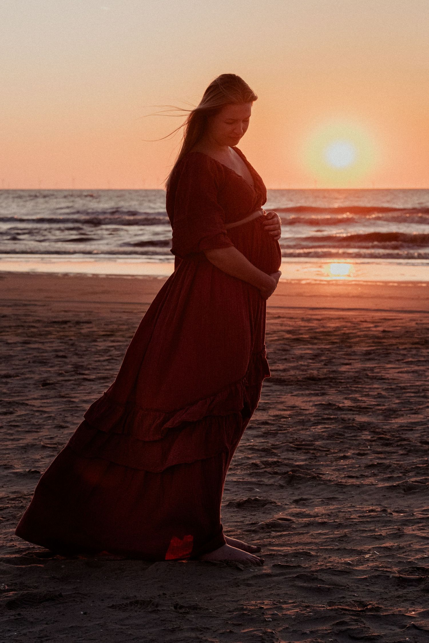 Zwangere vrouw bij zonsondergang strand, zwangerschapsshoot 30 weken regio Den Haag