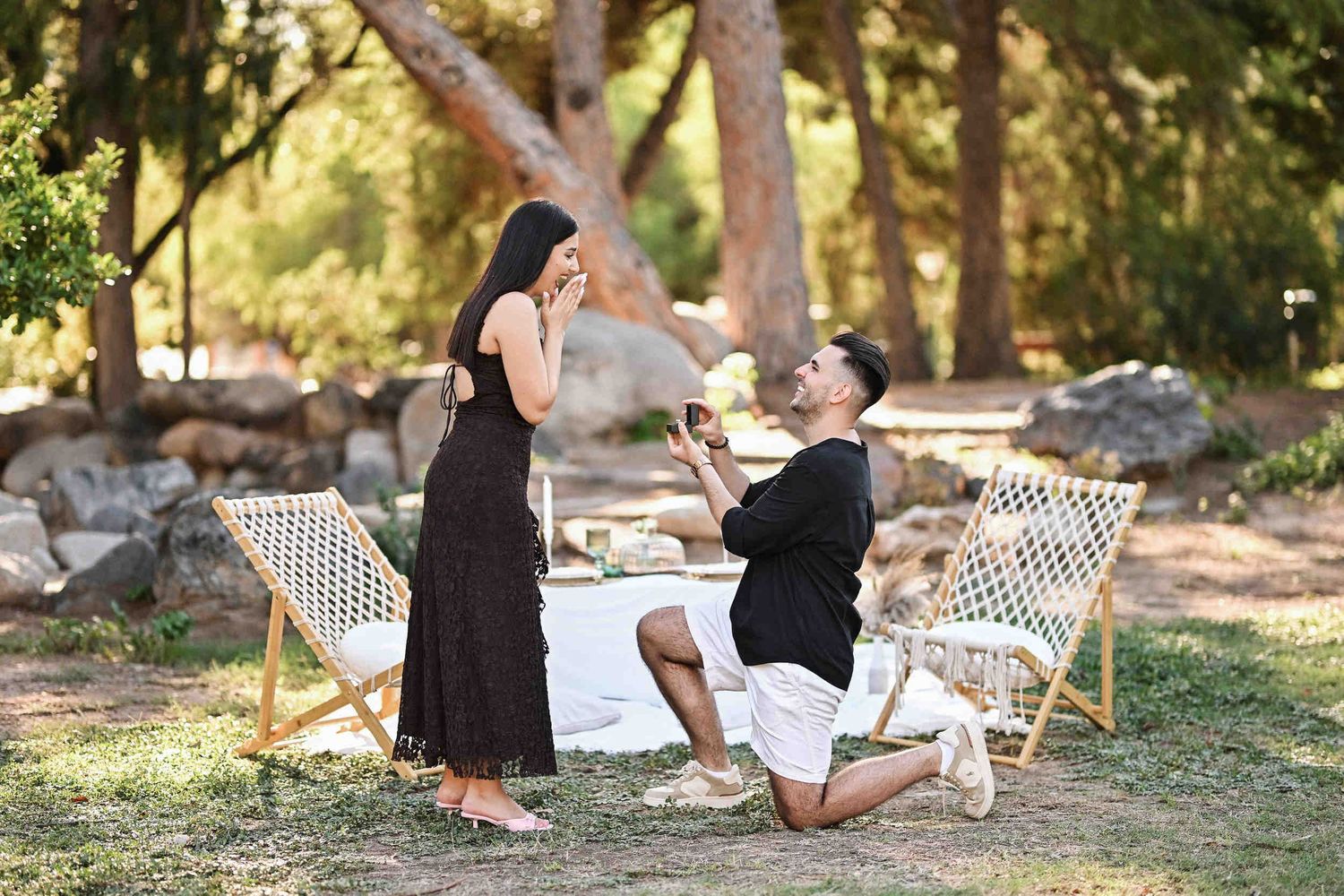 Surprise marriage proposal with flowers and decor in a Valencia park, photographed by Darista