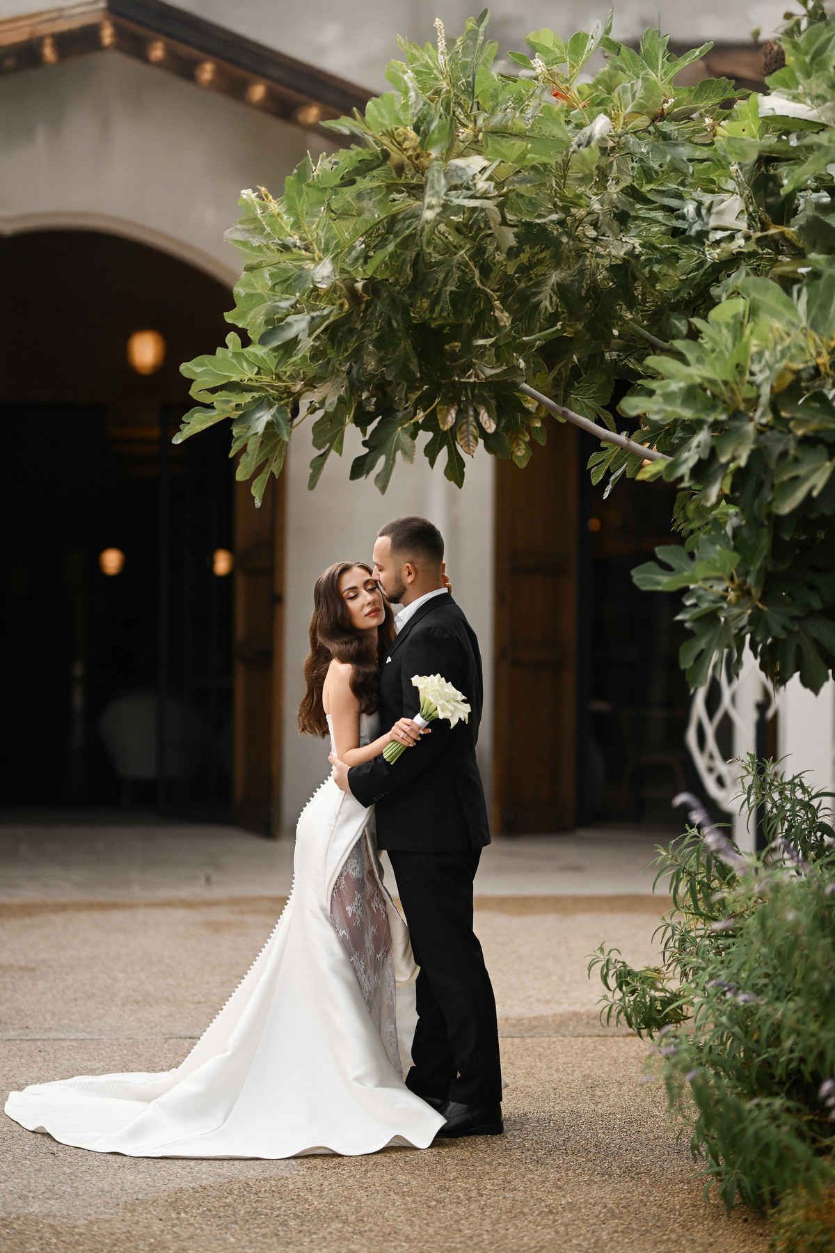 Newlyweds in the spacious courtyard of El Telar, capturing the unique industrial vibe. Documentary wedding moments by Darista