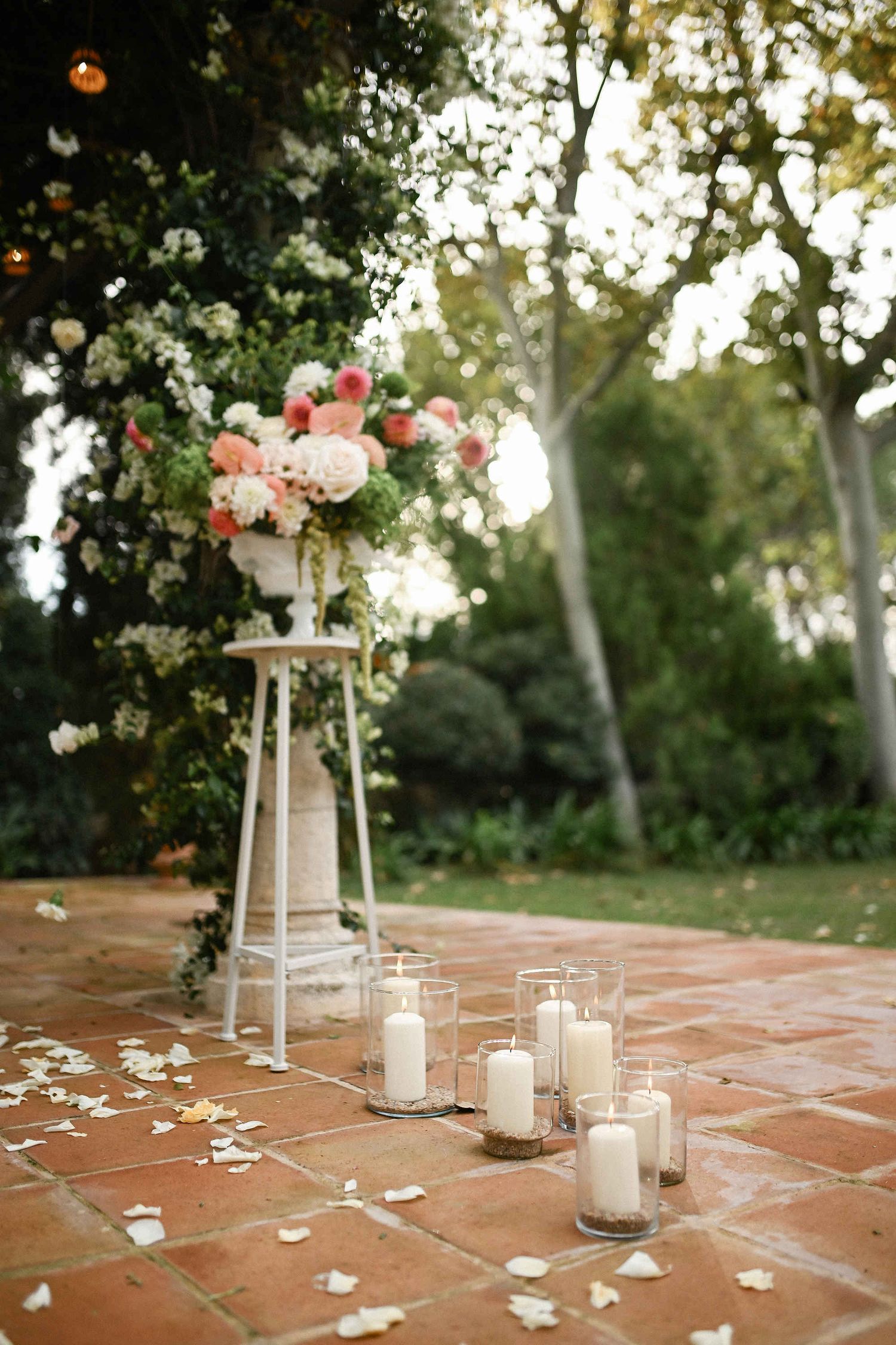 Elegant floral decorations and setup for an outdoor garden wedding ceremony in Valencia