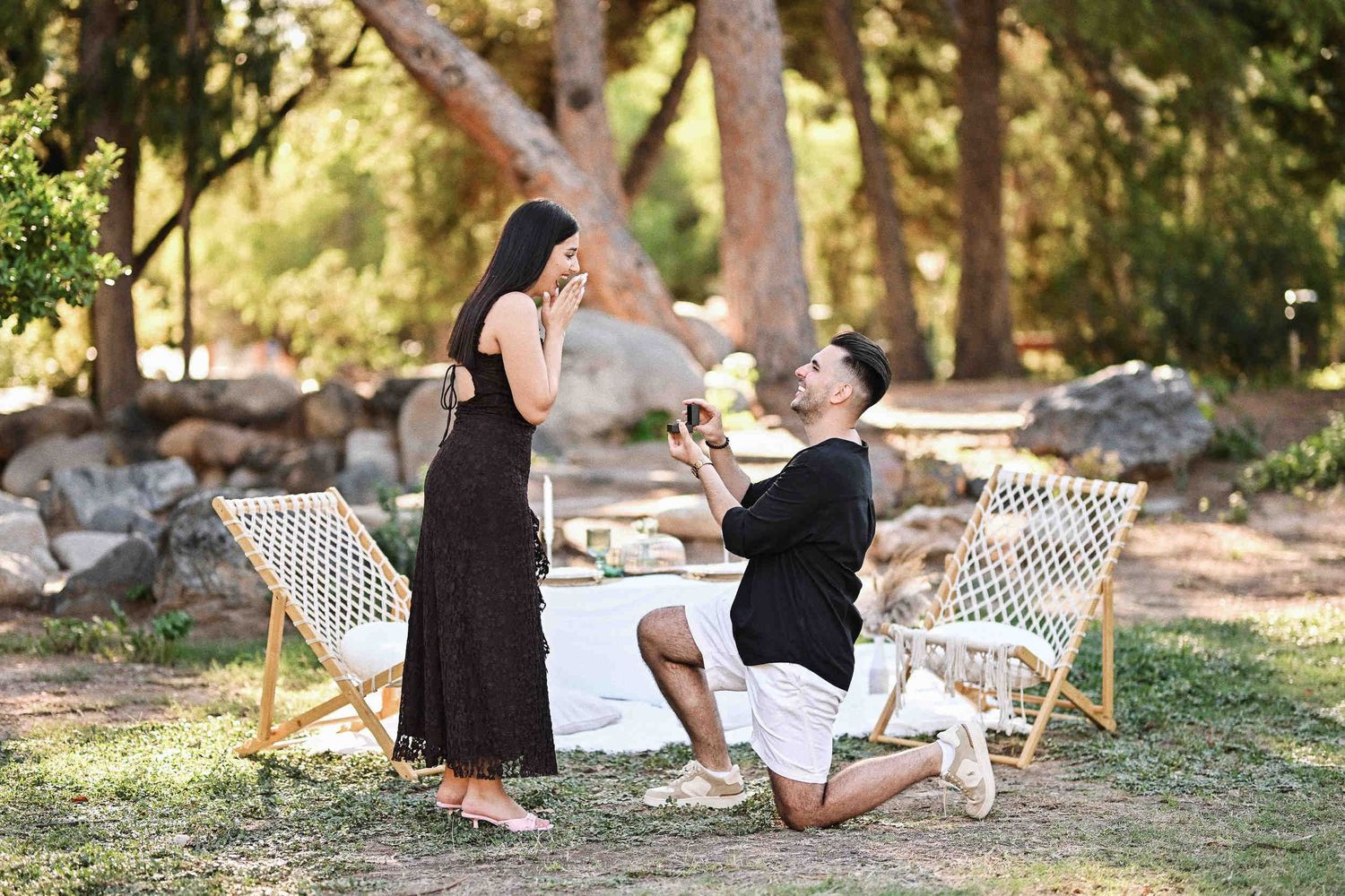 Surprise marriage proposal with flowers and decor in a Valencia park, photographed by Darista