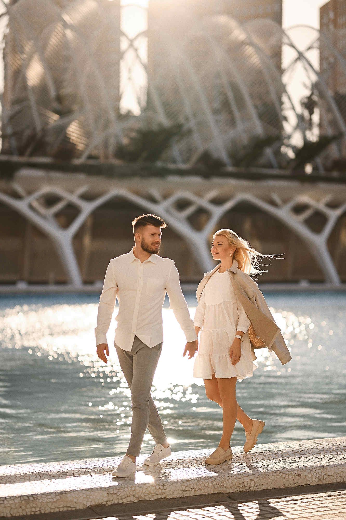 Beautiful couple session in Valencia with the futuristic architecture of the City of Arts and Sciences as a backdrop.