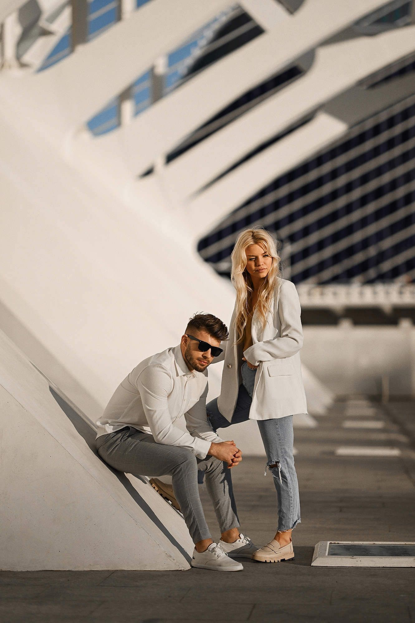 Love story photoshoot Spain. A stylish, contemporary couple posing against the backdrop of historic and grand Spanish architecture.