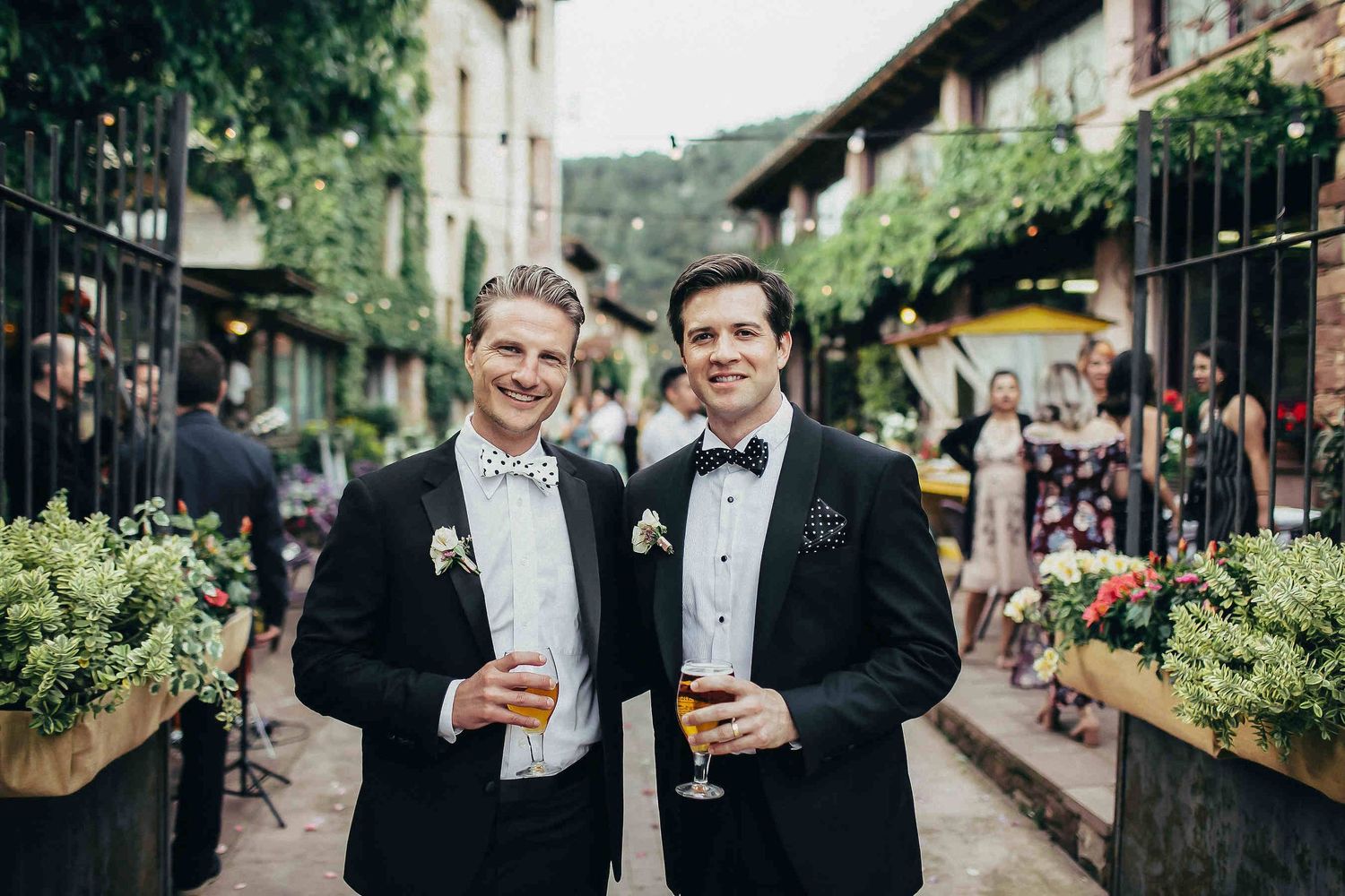 The groom and his friend walking through the historic streets of Tagamanent. Authentic wedding photography in the Barcelona region