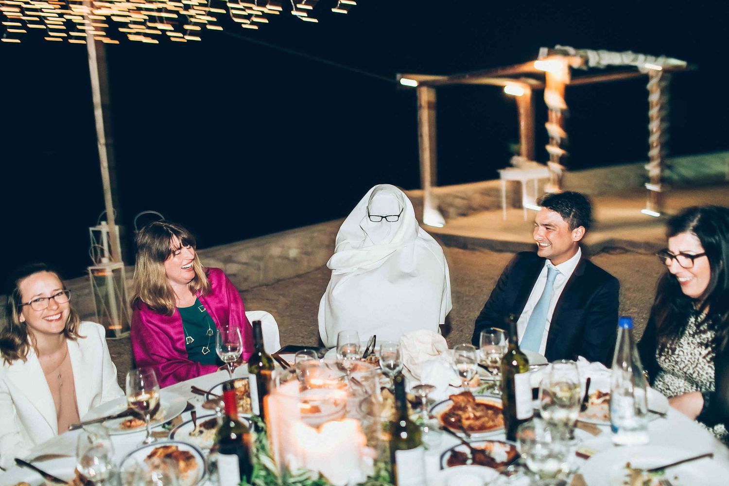 Unposed and funny moments of wedding guests enjoying the banquet in an informal atmosphere