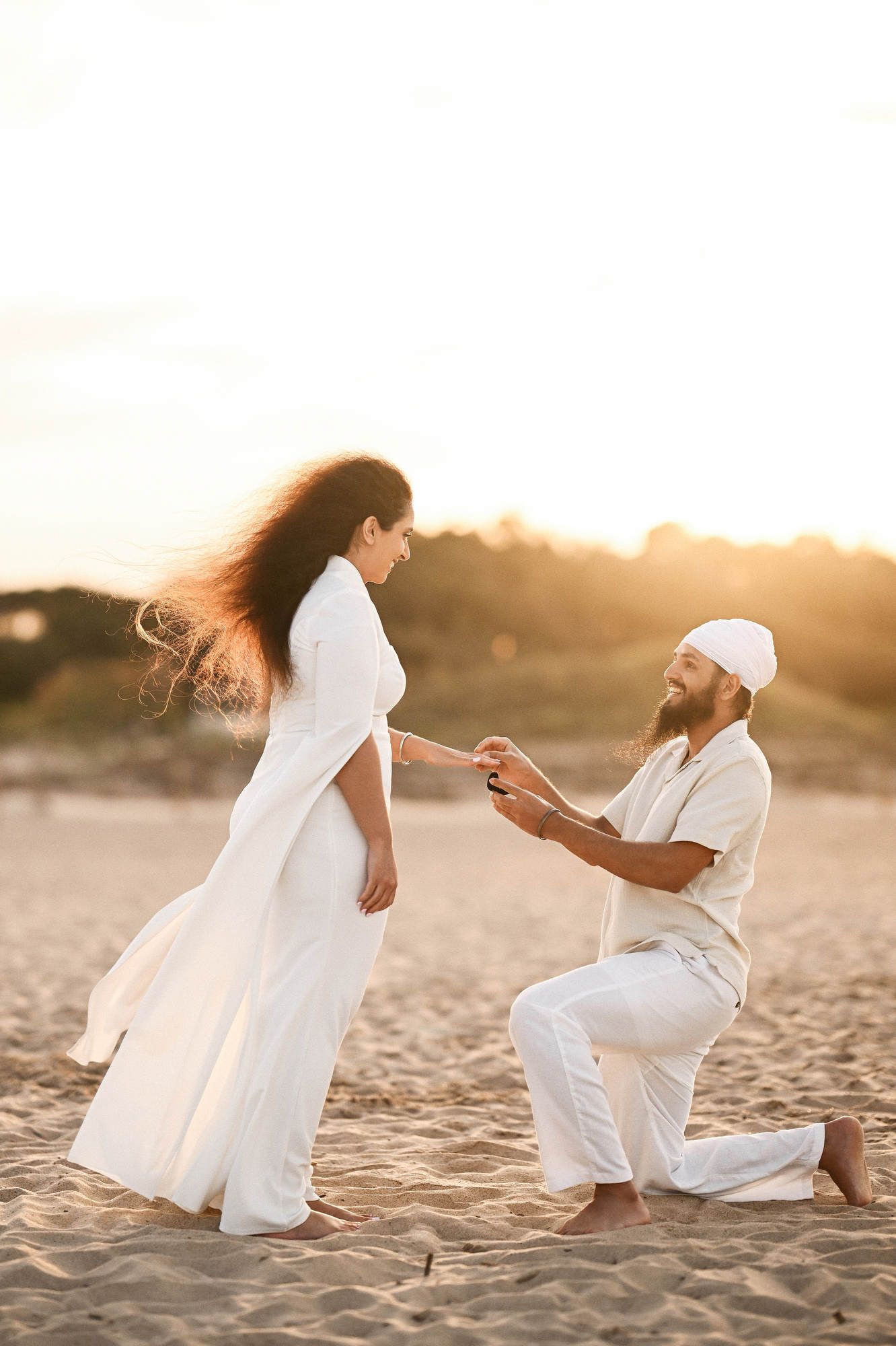 Professional surprise marriage proposal photo and video session on Valencia beach - candid engagement photography and videography