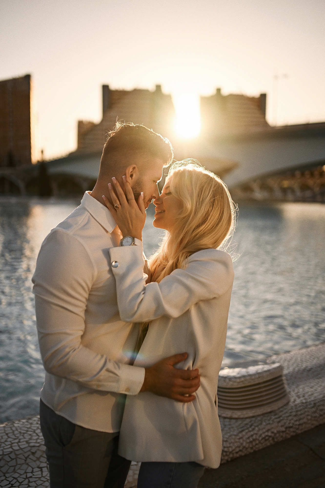 Beautiful couple session in Valencia with the futuristic architecture of the City of Arts and Sciences as a backdrop.