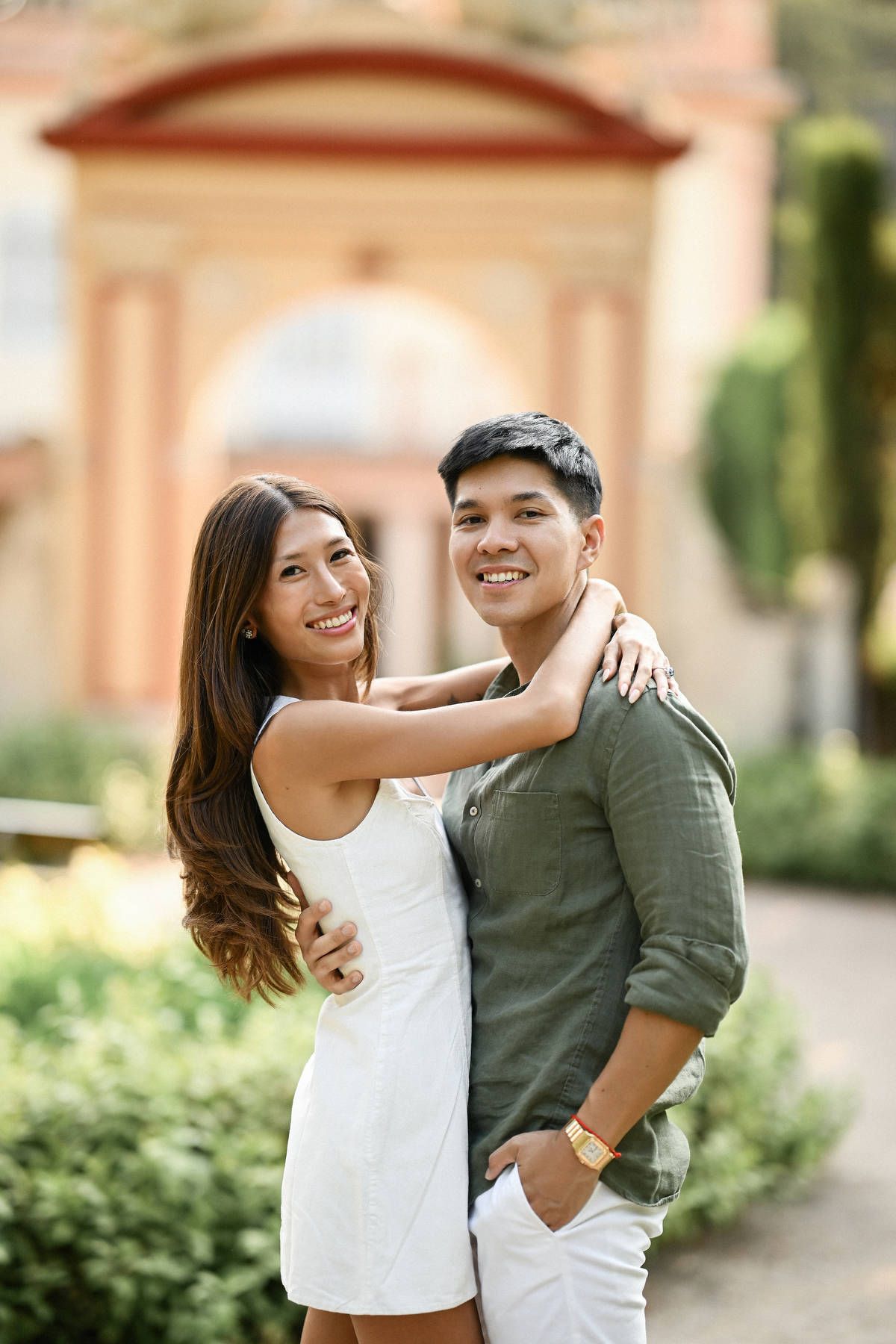 A woman lovingly hugs her partner from behind during their love story photoshoot in Valencia.